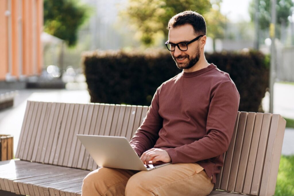 Współczesne projektowanie inżynieryjne oraz zaawansowana wizualizacja danych wymagają sprzętu o niestandardowej konstrukcji, który eliminuje ograniczenia typowe dla tradycyjnych stacji roboczych
