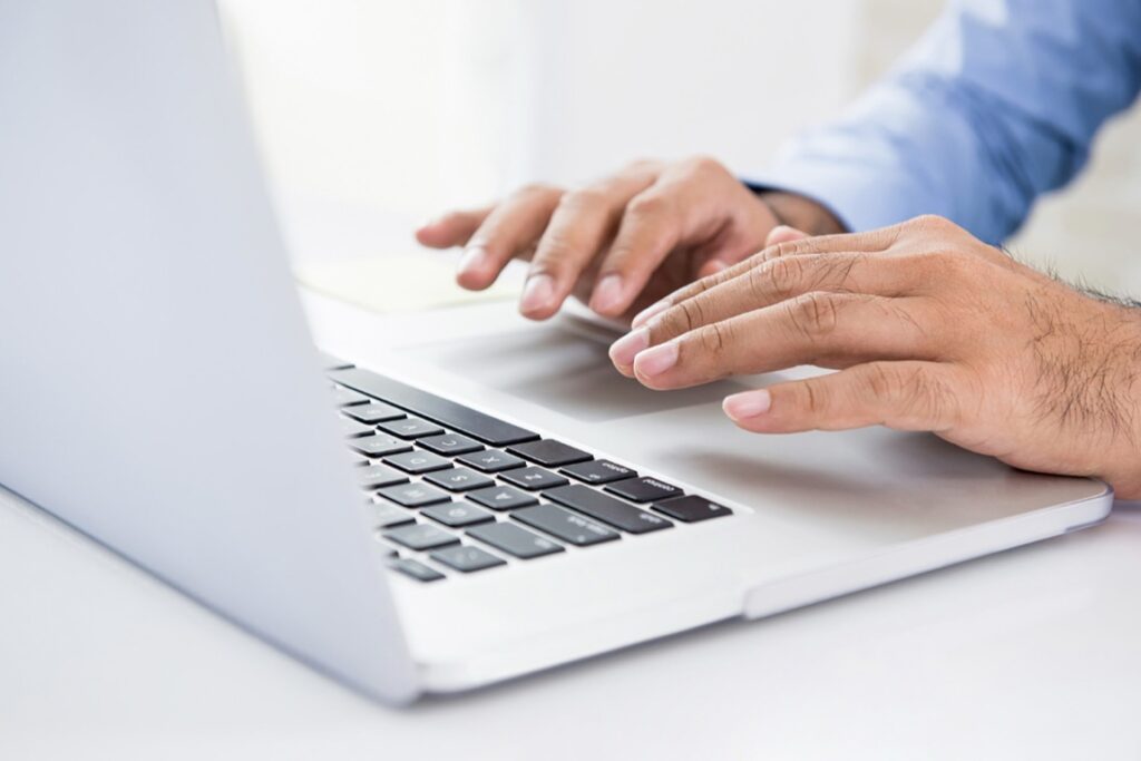 Wybór odpowiedniego sprzętu komputerowego dla nowoczesnego biura wymaga precyzyjnego dopasowania parametrów technicznych do specyfiki wykonywanych zadań.