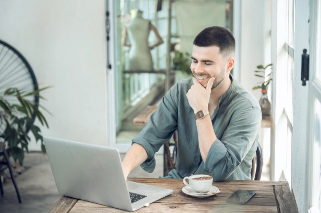 Laptopy czternastocalowe stały się standardem w biznesie, ponieważ łączą wygodę pracy z łatwością przenoszenia
